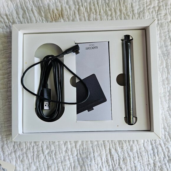 wacom intuos Graphics Drawing Creative Pen Tablet Blue OPEN BOX - Picture 4 of 4